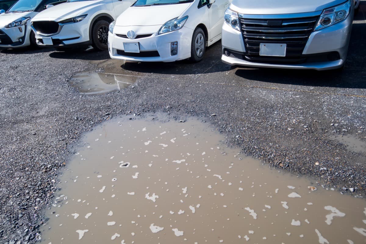 砂利敷き駐車場にできた大きな水たまり(イメージ)