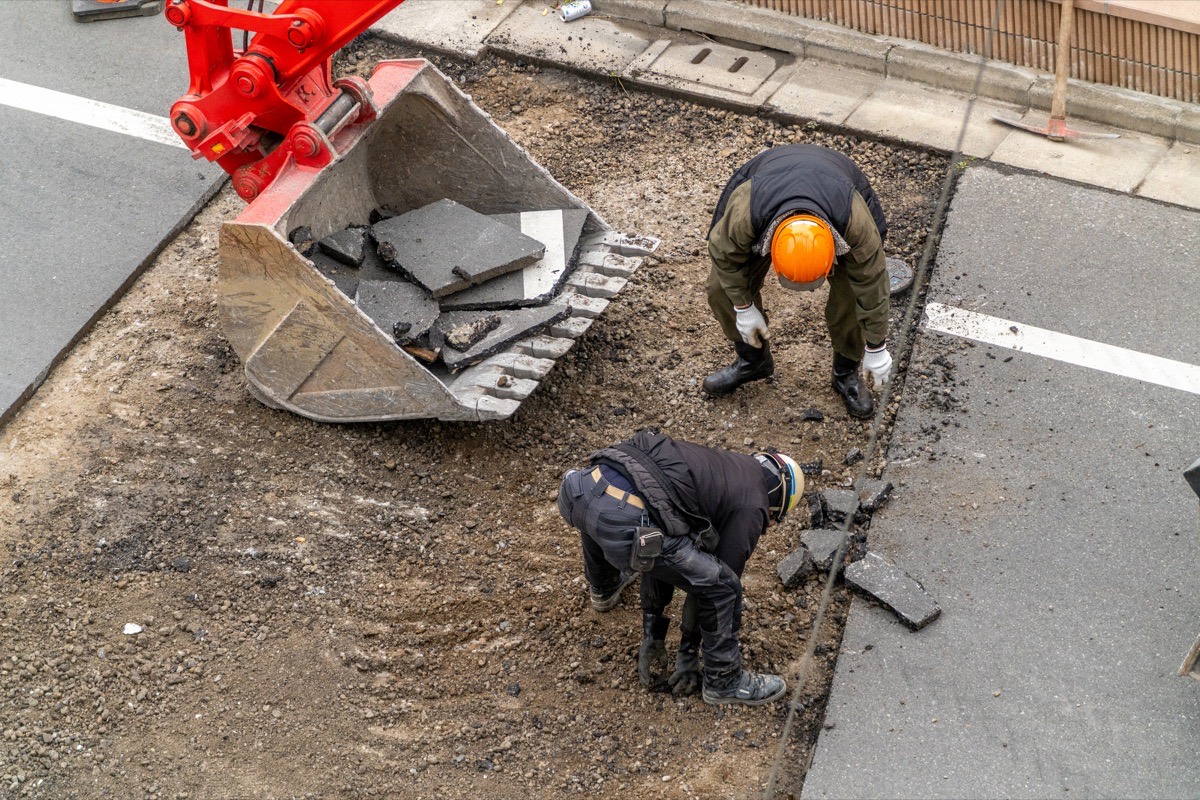 傷んだ舗装を撤去しているところ——下の路盤まで原因があるときは、表面を埋めるのではなく取り除いてやり直します