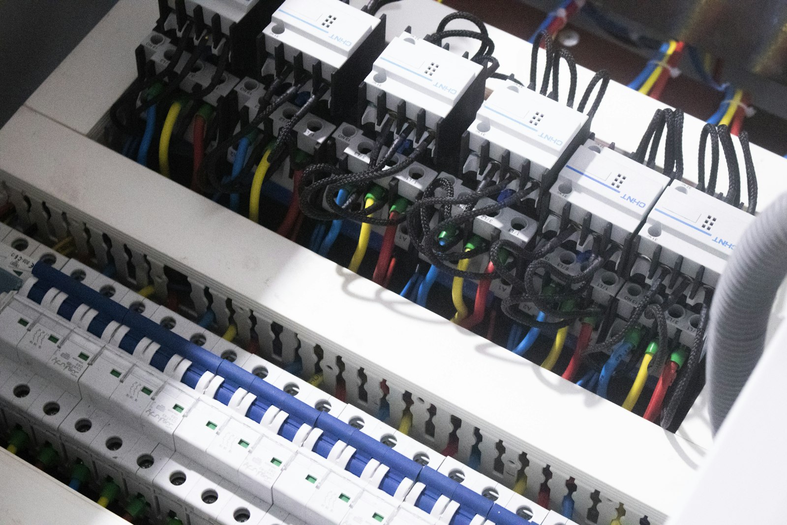 分電盤の内部配線のイメージ——店舗の電気工事は電気容量・コンセント・分電盤をまとめて計画する