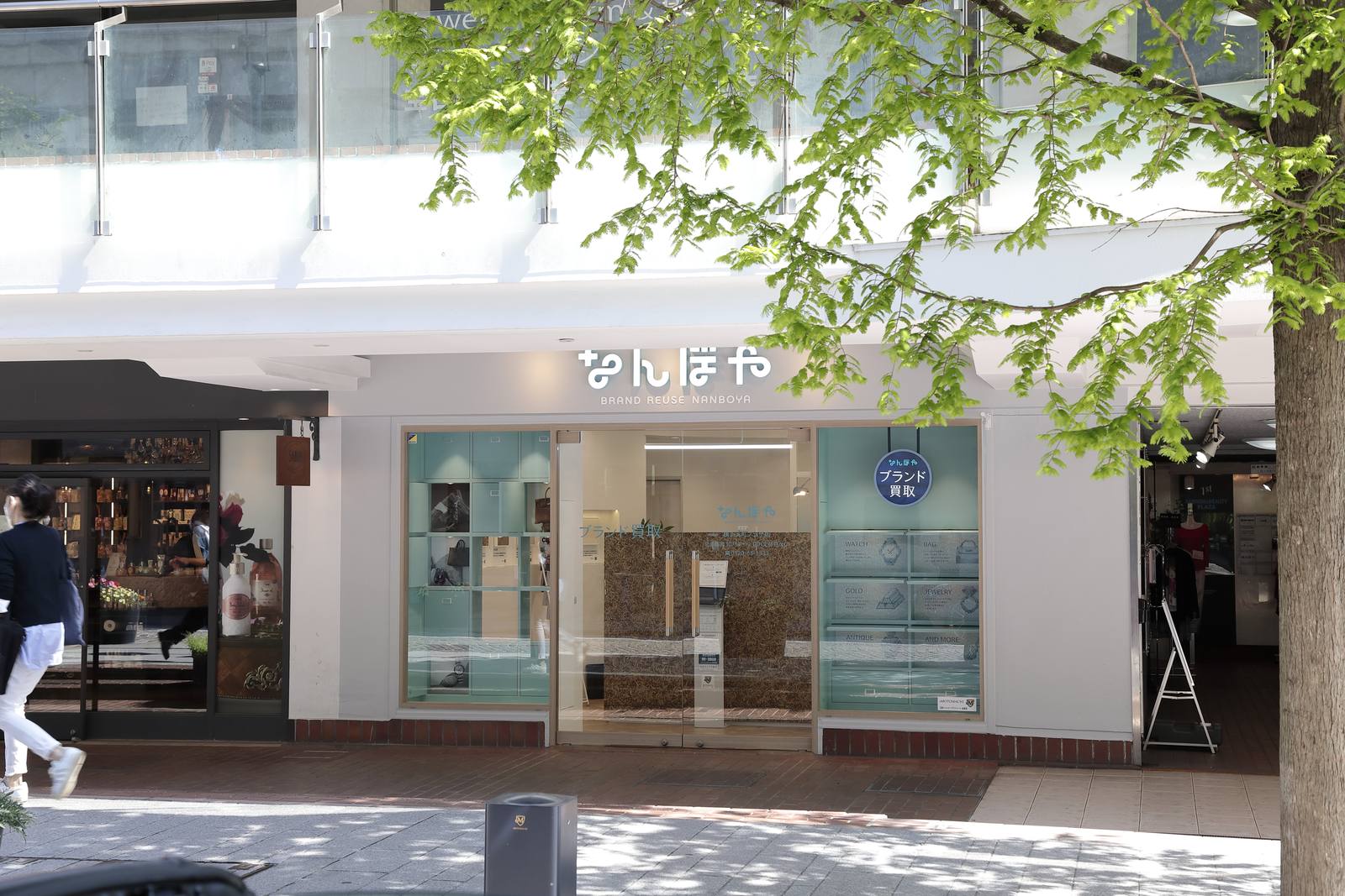 路面店のブランド買取店の外装・内装施工事例